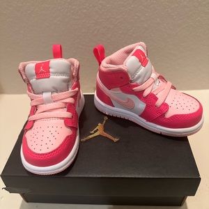 Air Jordan 1 Mid Fierce Pink